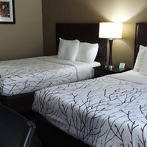 Parkwood Inn & Suites